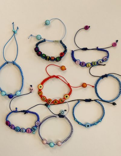 Bracelet en macramé créé lors d'un atelier