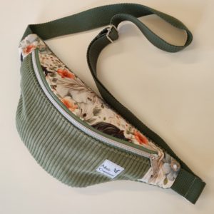 Petite banane en velours côtelé vert et tissu avec des motif chevaux