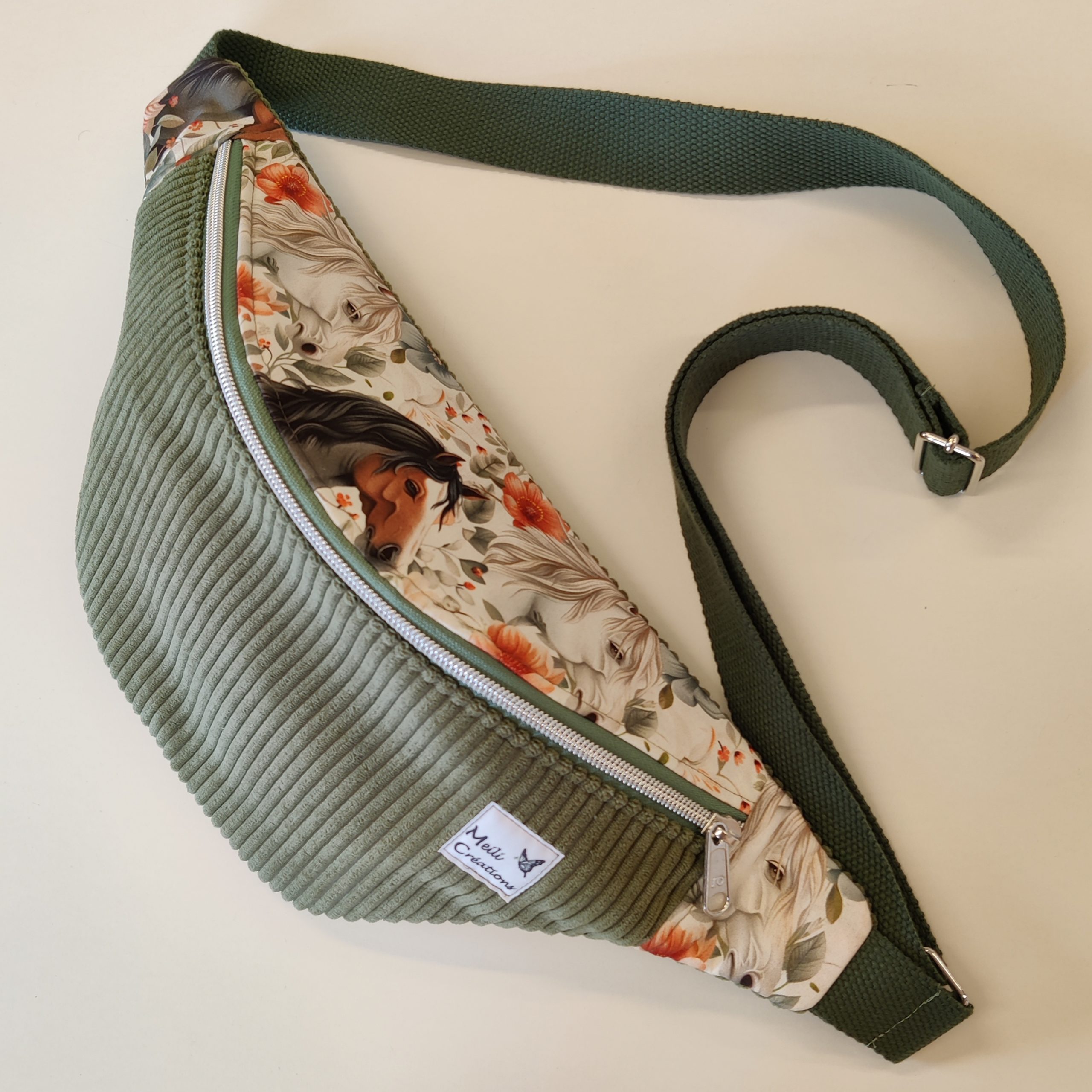 Grande banane en velours côtelé vert et tissu avec des motif chevaux