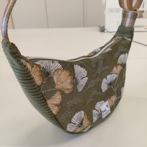 Sac demi-lune en jacquard vert avec feuille de ginko