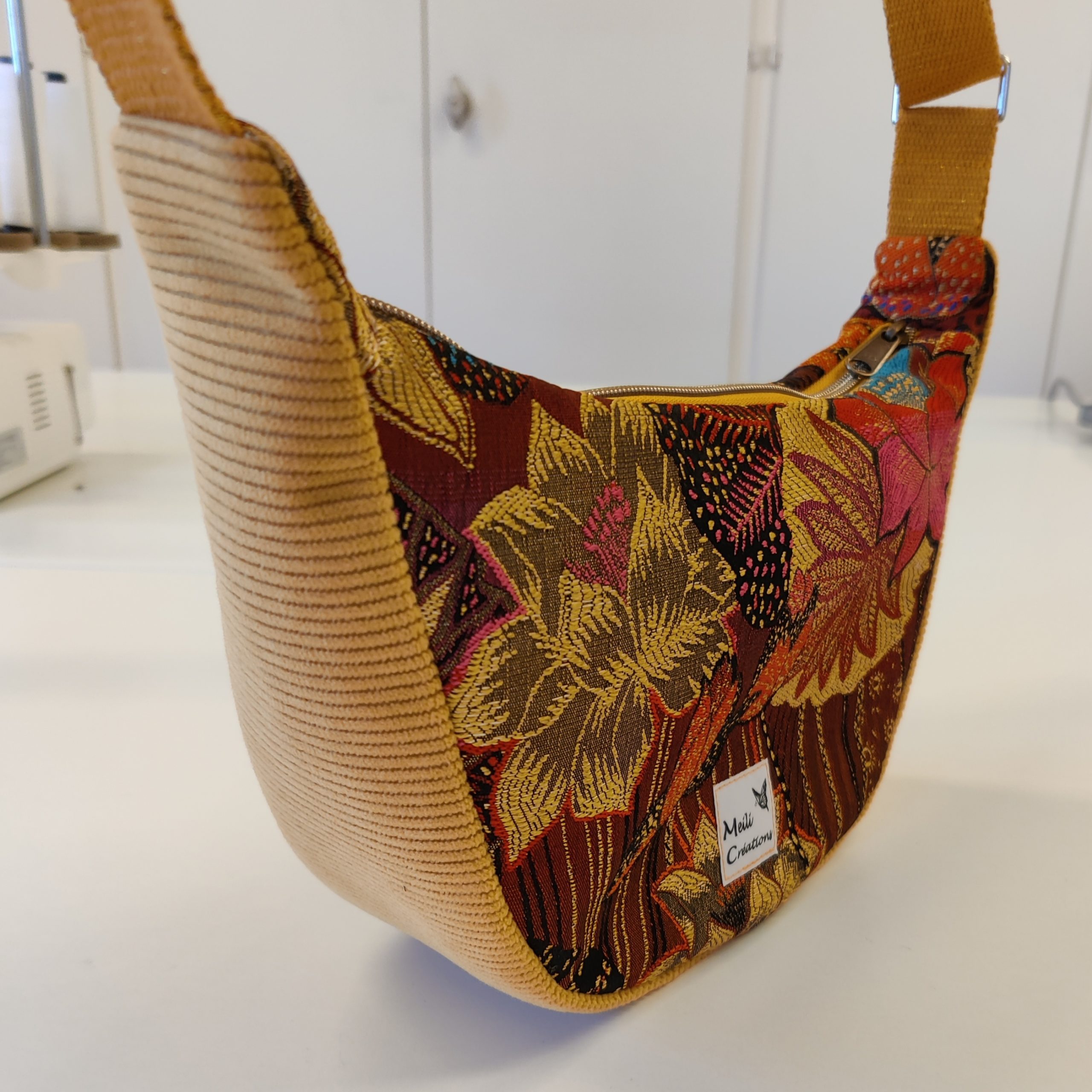 Sac demi-lune en tissu moutarde velours côtelé et tissu jacquard en motif fleuri