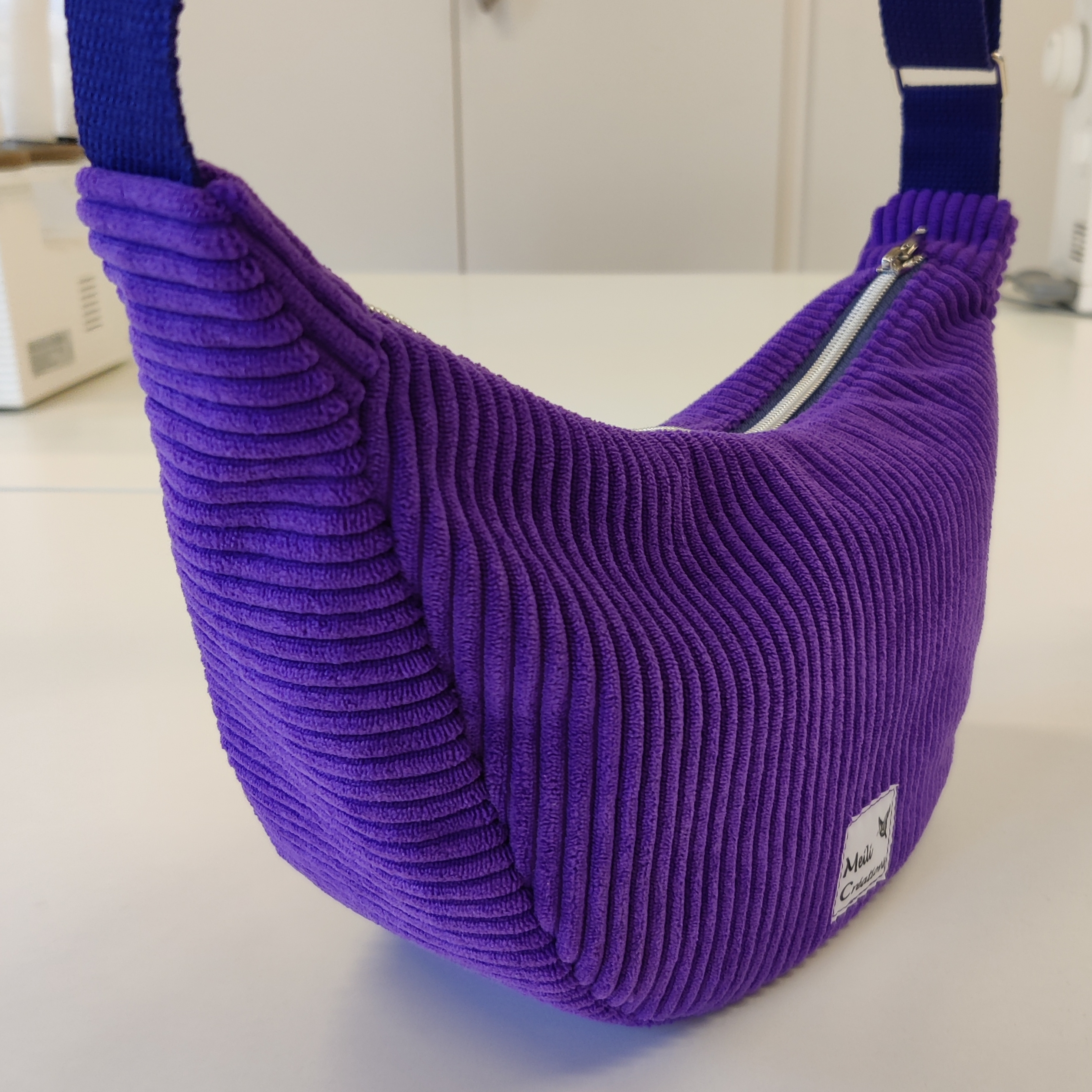 Sac demi-lune en velours côtelé violet