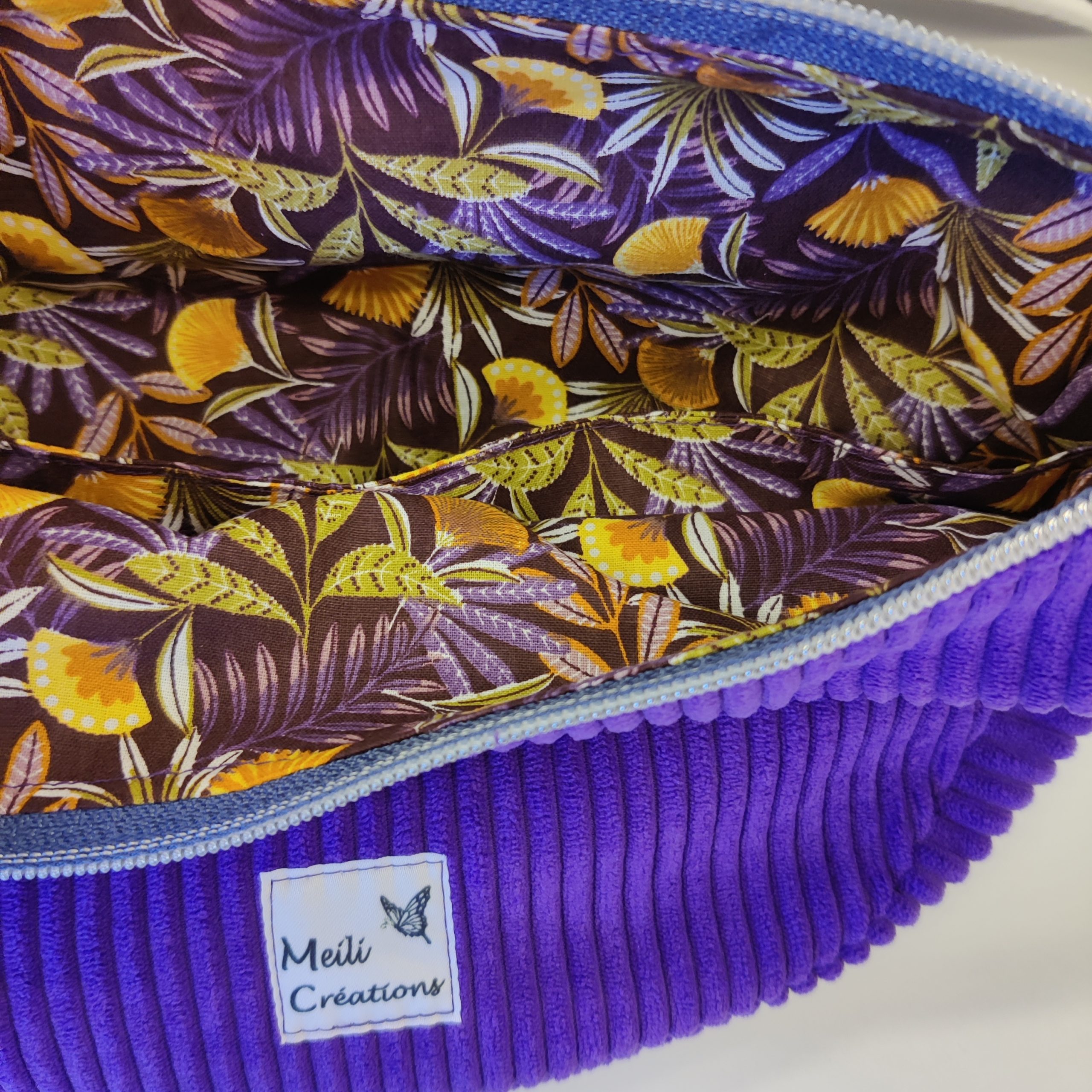 Intérieur sac demi-lune en velours côtelé violet