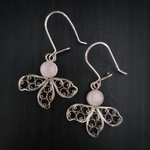 Boucle d'oreille ange en filigrane d'argent avec quartz rose