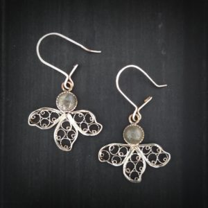 Boucle d'oreille ange en filigrane d'argent avec labradorite