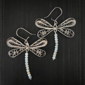 Grande boucle d'oreille libellule en filigrane d'argent, avec perles facettées en amazonite