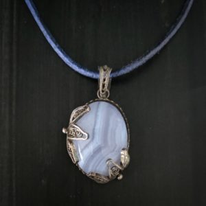 Pendentif en filigrane d'argent avec pierre en calcedoine