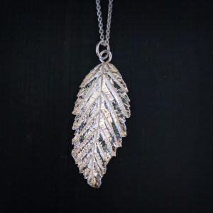 Pendentif en pâte d'argent en forme de feuille
