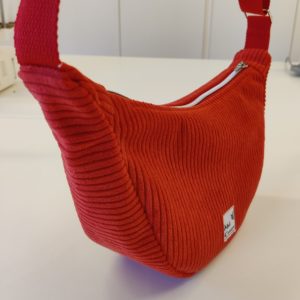 Sac demi-lune en velours côtelé rouge